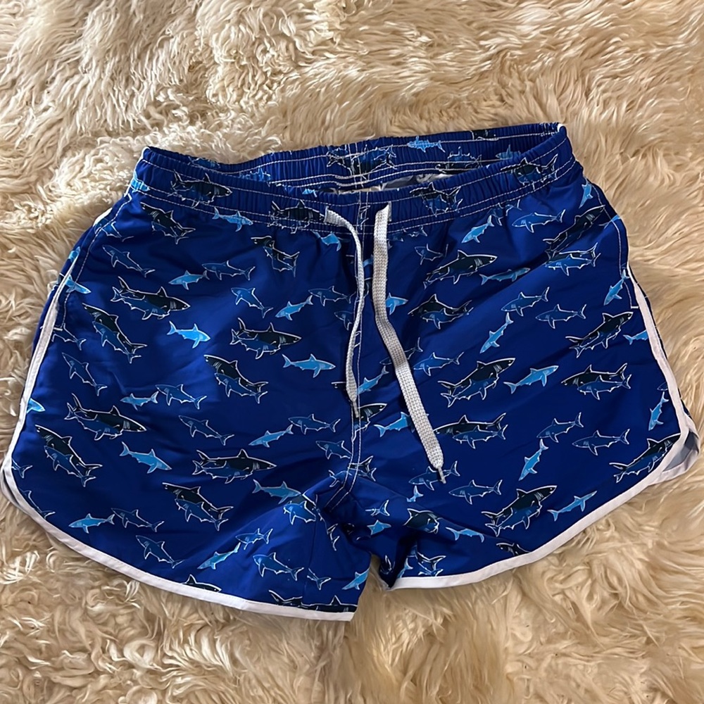 SHARK SHORTS. Size L drawstring.